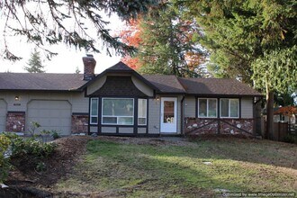 Building Photo - Bright Updated -2 bedroom 2 bath Duplex