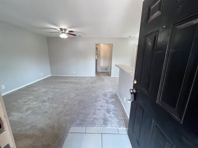 Building Photo - 9703 Roxanna Dr