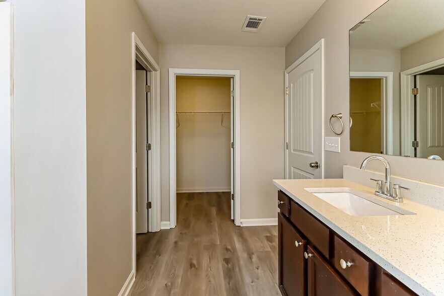 Building Photo - 207 Shaker Hollow Dr