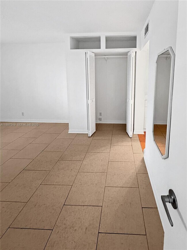 Building Photo - 7897 Golf Cir Dr