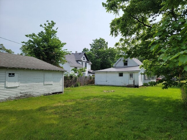 Building Photo - Updated 3-Bedroom, 1-Bathroom Home with Mo...