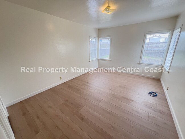 Building Photo - AVAILABLE MAY - 3 Bed / 2 Bath Cayucos Home