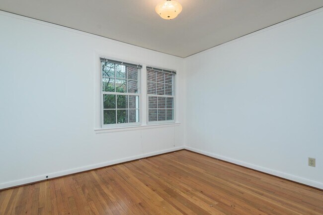 Building Photo - Vintage 2 Bedroom Townhouse