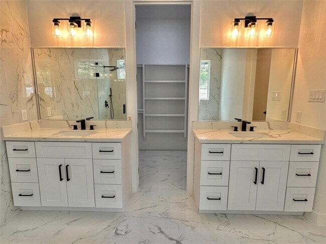 Building Photo - 5206 Country Club Dr