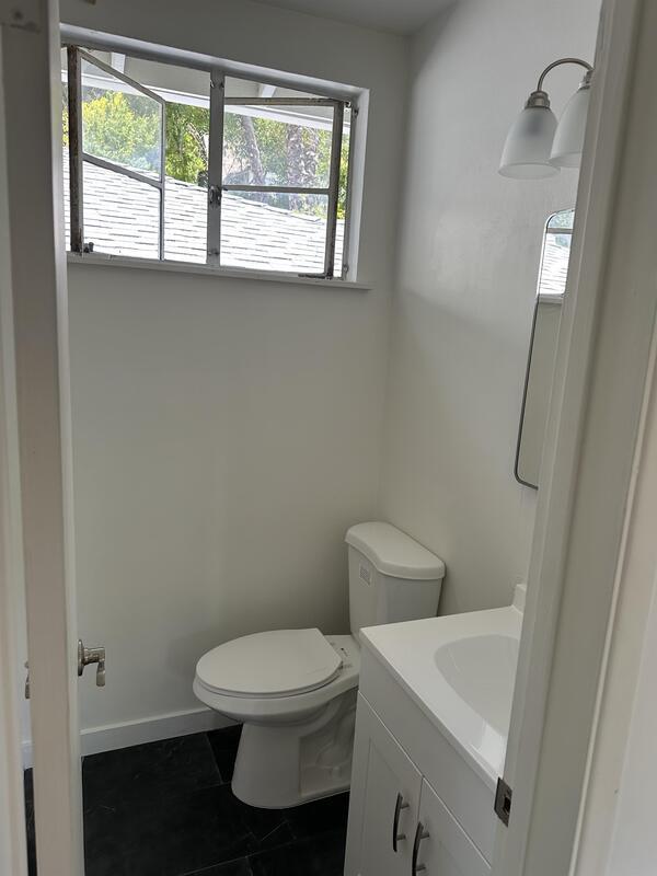 Building Photo - 1843 1/2 Linda Rosa Avenue