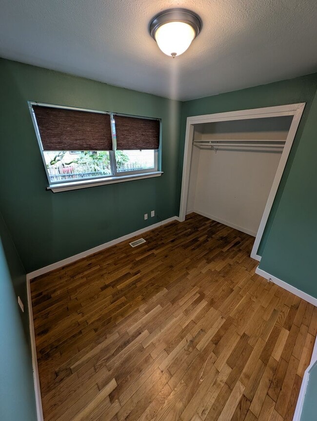 Building Photo - Refreshed 3 Bedroom in Tacoma - HUGE Fenced Yard & Outdoor Space. Available Now!