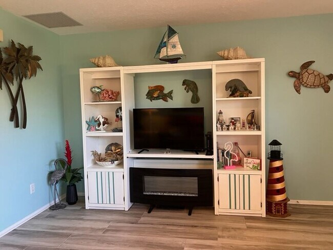 Building Photo - Bring your dog!  2 bedroom, 2 bath, Single family home in South Venice