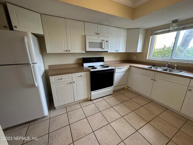 Building Photo - 6616 La Mirada Dr E