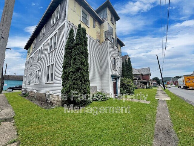 Building Photo - 2205 W Fourth Street