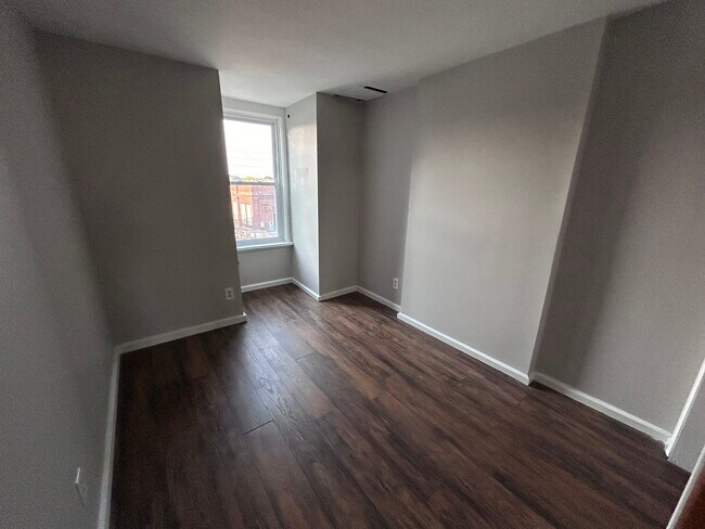 Building Photo - 2 School St