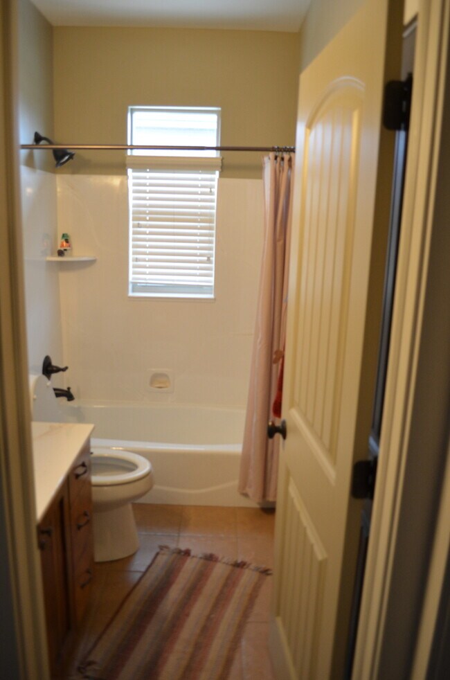 Building Photo - Great Home Available