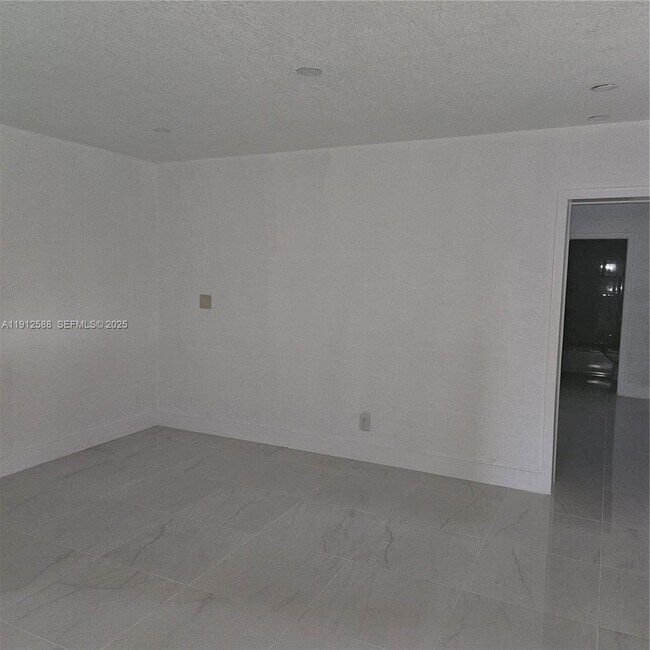 Building Photo - 14710 NE 5th Ct