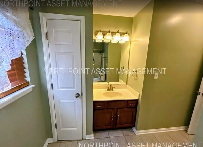 Building Photo - Beautiful spacious 4 bed 4 bath Family Home