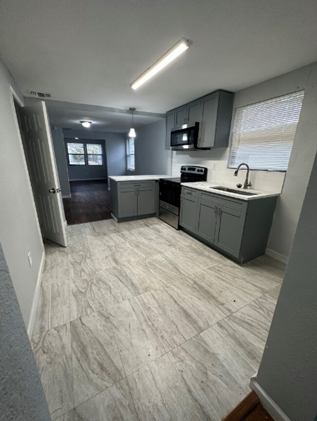 Building Photo - Renovated** Move in Ready** 3/2 Single Family home : Available Now!