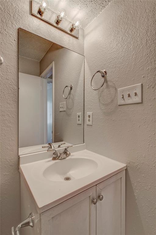 Building Photo - 400 Hedgewood Dr