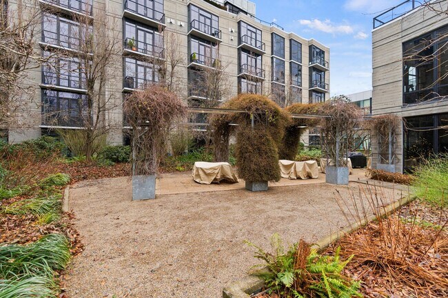 Building Photo - **FURNISHED** Streetcar Lofts studio w/parking/storage/Juliette balcony/fitness center/courtyard ...