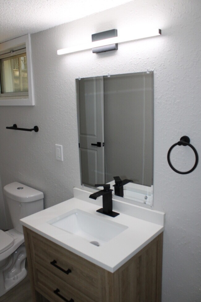 Building Photo - Spacious and beautiful 5 bedrooms and 2 full baths home located on E 47th St in Kansas City, MO