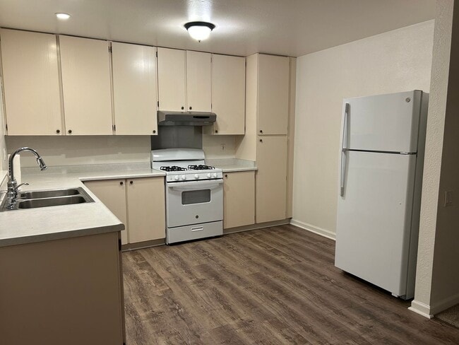 Building Photo - 8419 Lakewood Ave