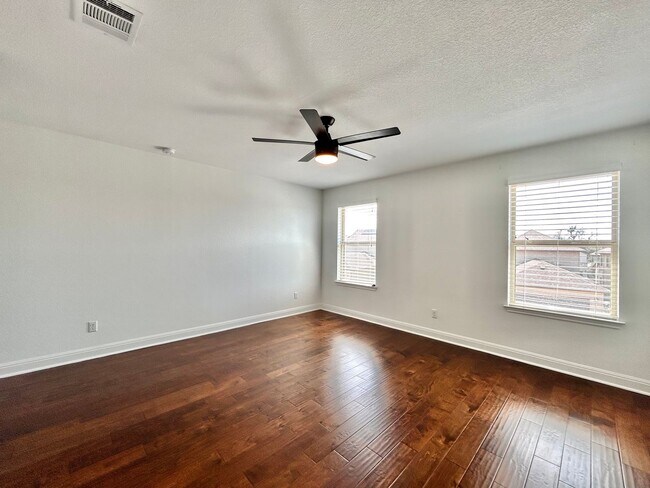 Building Photo - Beautiful and Contemporary 3 BR / 2.5 BA H...
