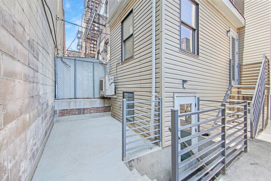 Building Photo - 564 W 182nd St