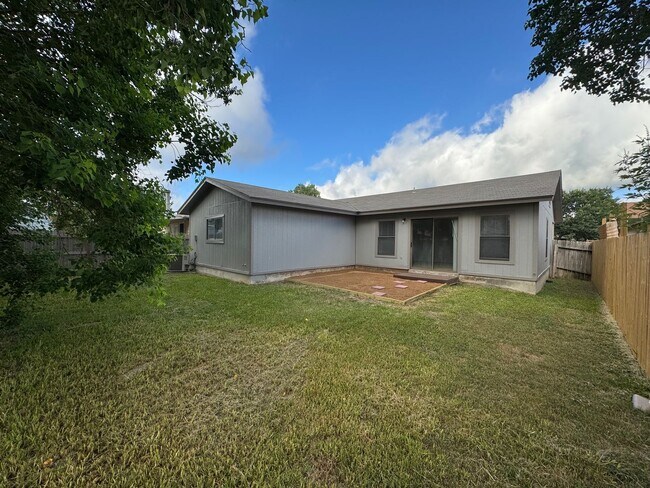 Building Photo - Spacious 3-Bedroom Home Near Randolph AFB ...