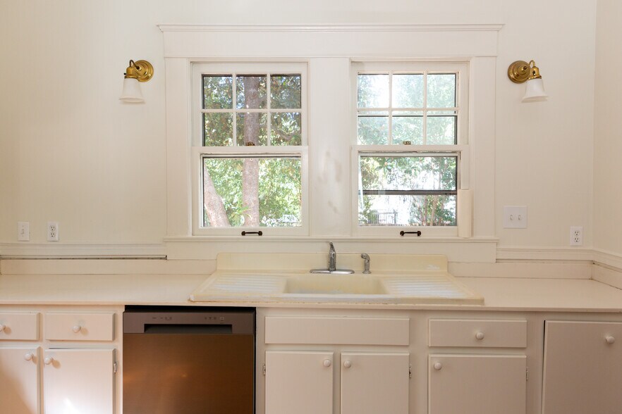 Kitchen - 1014 Shepherd St