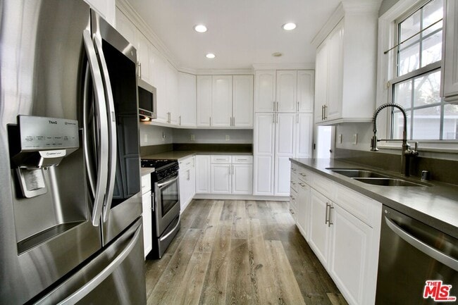 Building Photo - 8421 Darby Ave