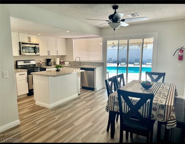 Building Photo - 3835 Chutney St