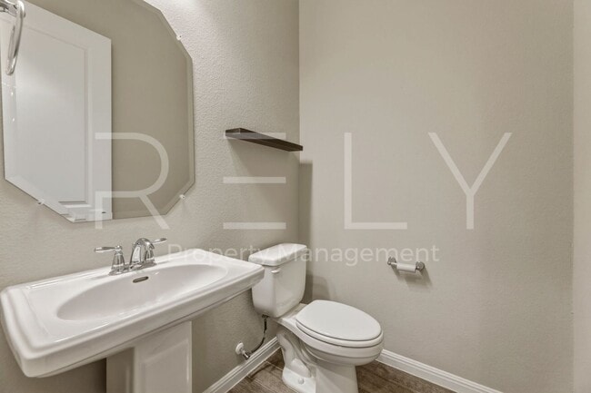 Building Photo - 1015 Vista View Dr