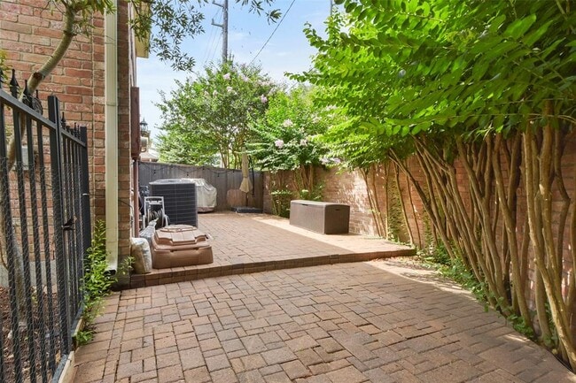 Building Photo - 1110 Enclave Square W