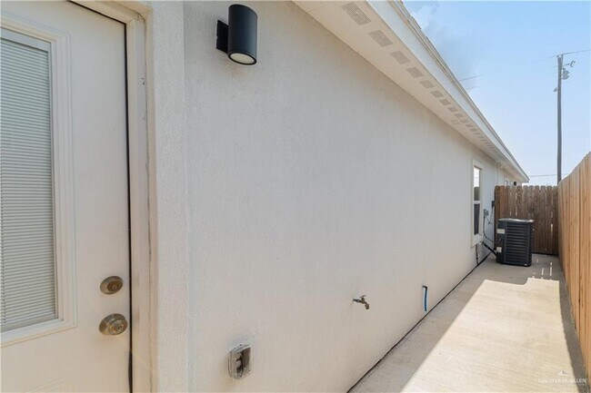 Building Photo - 16 N 59th St