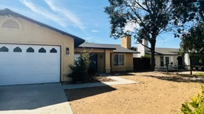 Building Photo - 633 Las Colinas St