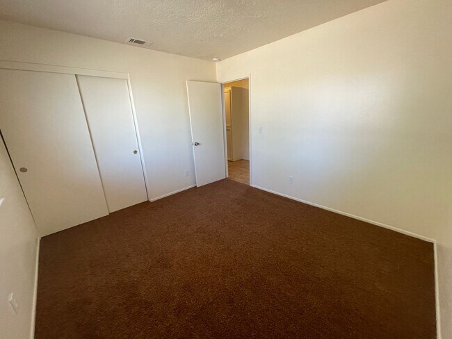 Building Photo - Hesperia-Refurbished- 3 Bedrooms, 2 Bathro...