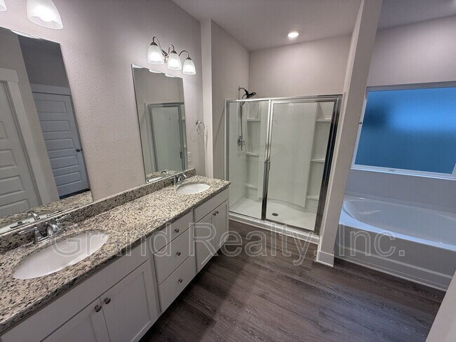 Building Photo - 5749 Danbury Blvd