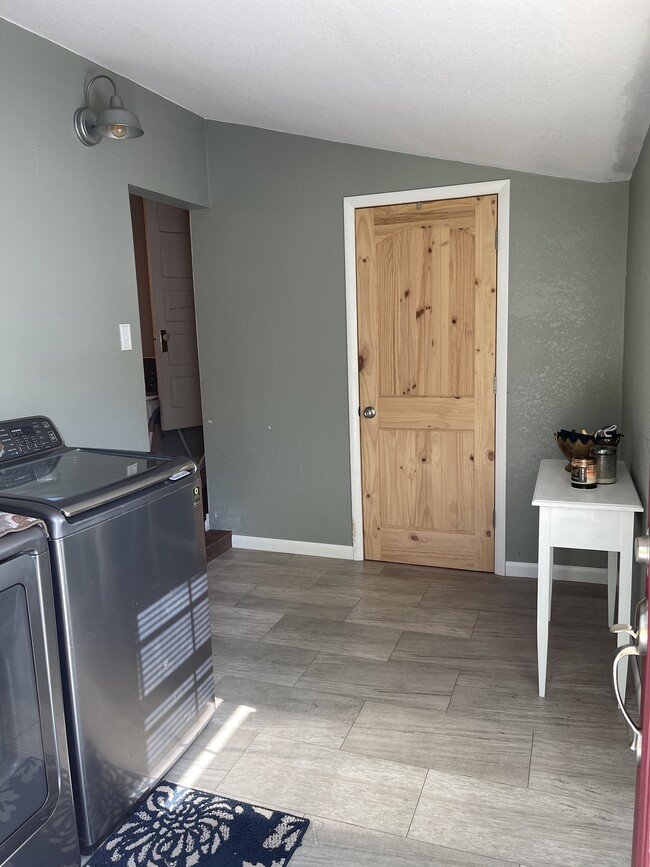 Building Photo - 701 Taylor Rd