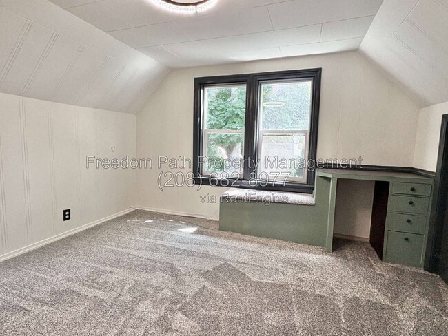Building Photo - 912 N C St