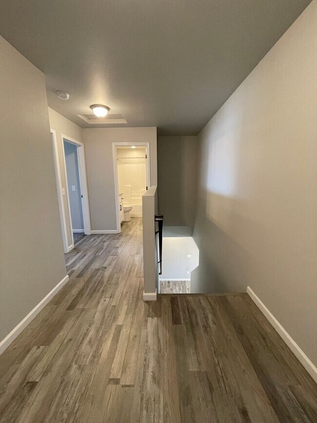 Building Photo - Exquisite 3-Bedroom Home with Modern Elegance and Scenic Views!