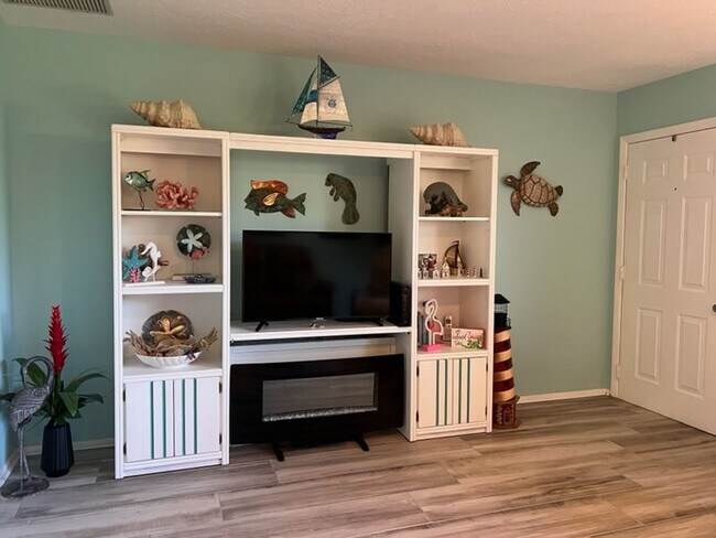 Building Photo - Bring your dog!  2 bedroom, 2 bath, Single family home in South Venice