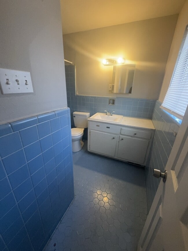 Building Photo - 905 Raymond Rd