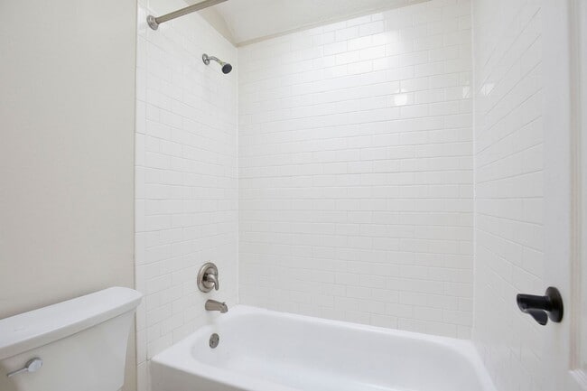 Building Photo - 15601 Bay Vista Dr