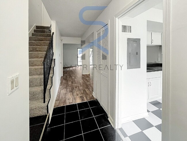 Building Photo - 6000 Regent Manor
