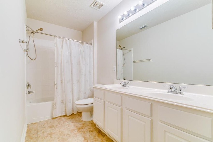 Secondary bathroom (upstairs) - 8310 Coriander Ln