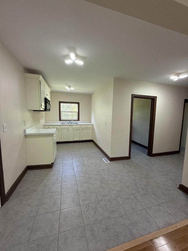 Building Photo - 617 8th Ave