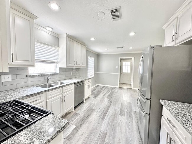 Building Photo - 5818 Birchmont Dr