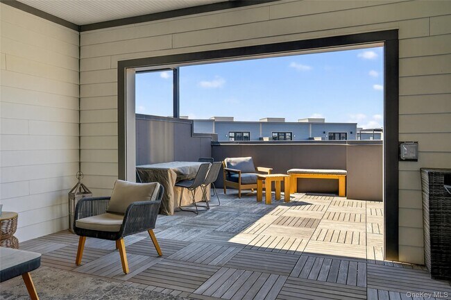 Building Photo - 348 Horseman Blvd