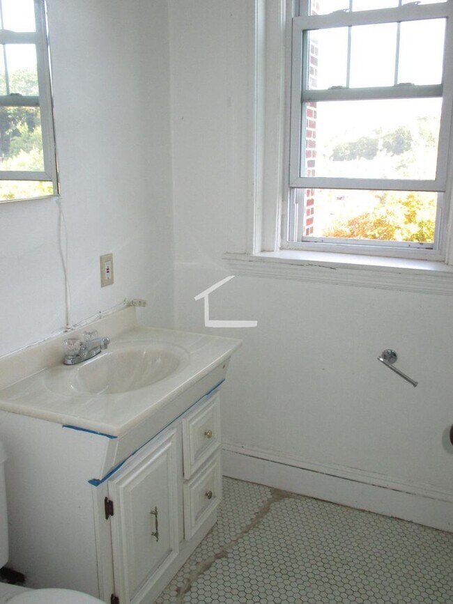 Building Photo - No Brokers Fee, No Security Deposit, Heat ...