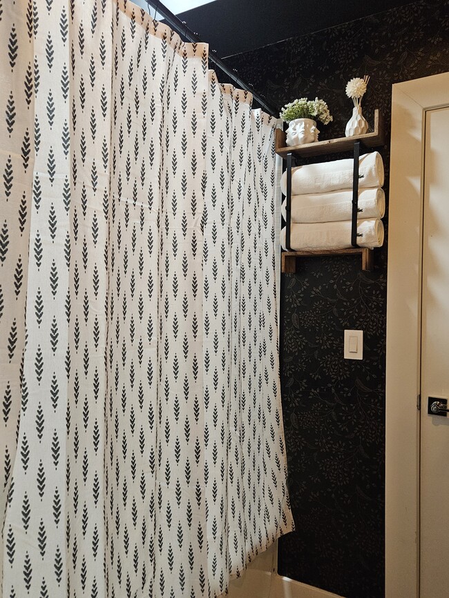 Building Photo - 84 Center Ave