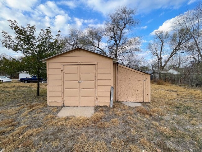 Building Photo - Two Bedroom Home with Detached Garage