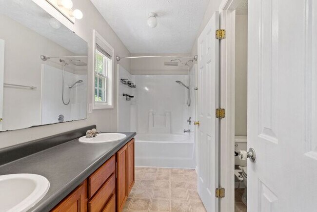 Building Photo - 3 Bedroom/2.5 Bath Home
