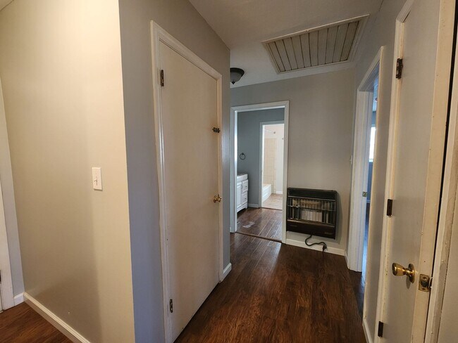 Building Photo - 3 Bedroom 2 Bath home in Newnan, GA Large Wooded Lot - Rural Setting